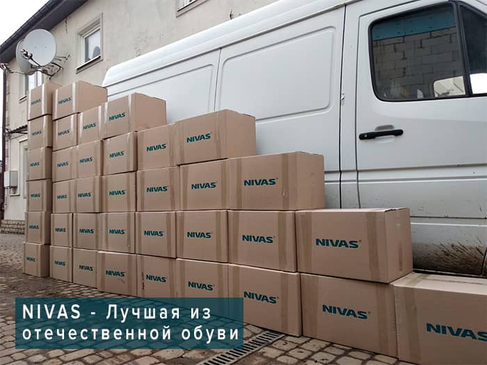 На изображении коробки мужской обуви Nivas во время отгрузки покупателям