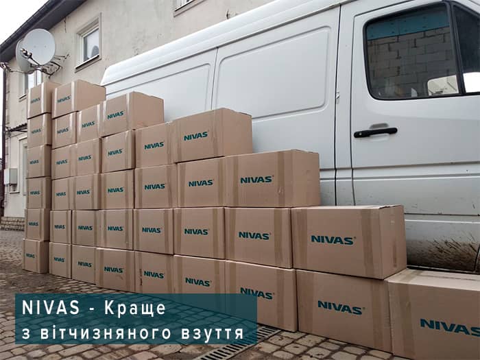 На зображенні коробки чоловічого взуття Nivas під час відвантаження покупцем