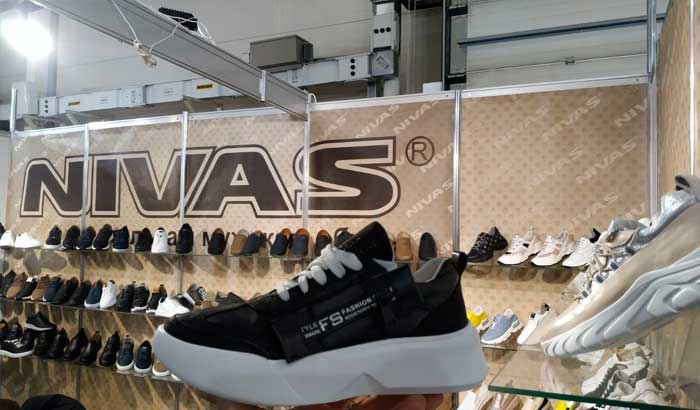 На зображенні виставка чоловічого взуття Nivas